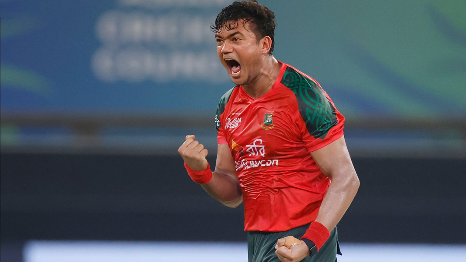 তাসকিনের পর মেহেদীর হানা, শুরুতেই চাপে পাকিস্তান