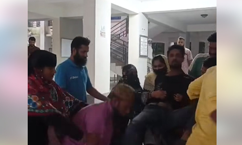 ঘুষ নেওয়ায় সরকারি কর্মচারীকে গণধোলাই