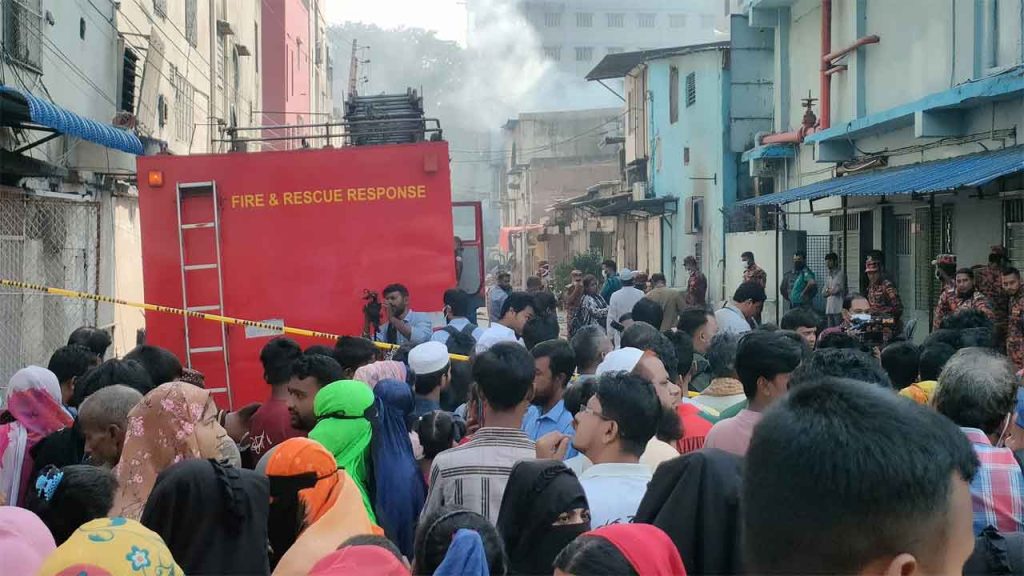 এখনো বের হচ্ছে ধোঁয়া, কেমিক্যালের প্রভাবে অসুস্থ হচ্ছেন অনেকে