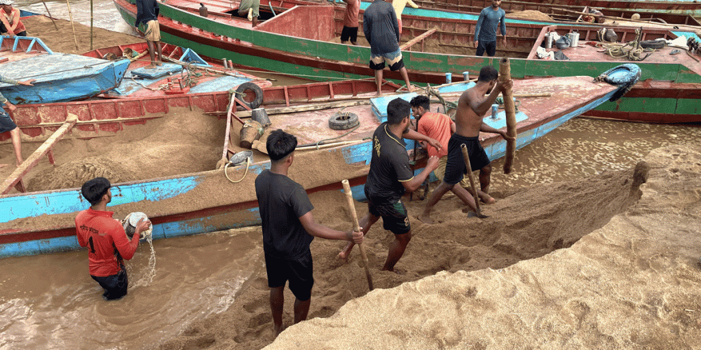 সুনামগঞ্জের ধোপাজান নদে রাতের আঁধারে বালু লুট: দুই সপ্তাহে ২৫ কোটি টাকার বালু উত্তোলন