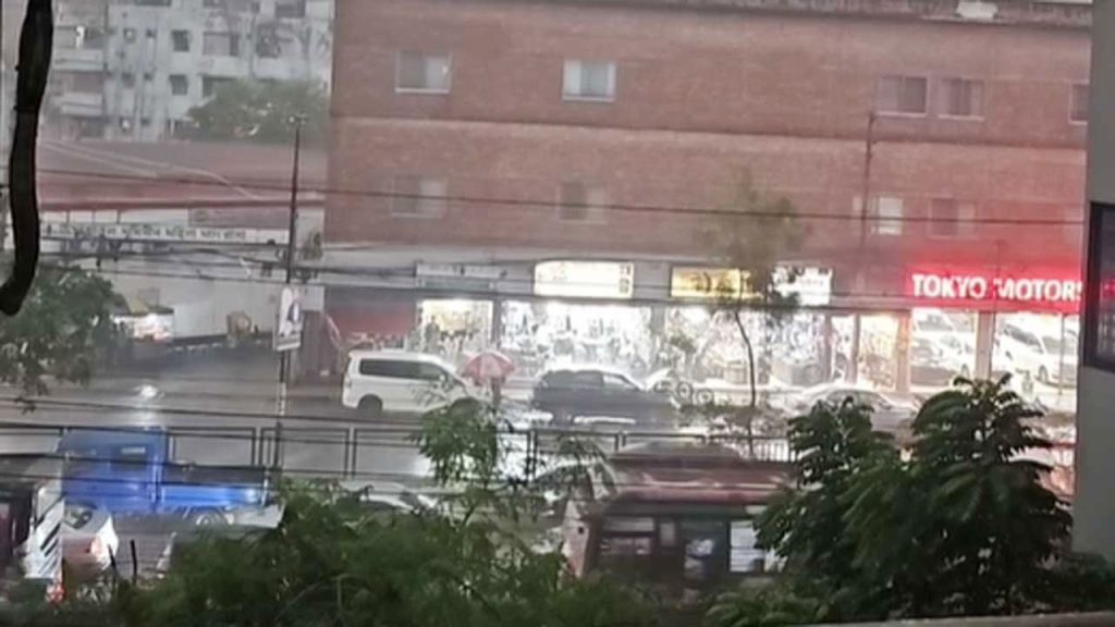 ঢাকায় ৬ ঘণ্টায় ৩২ মিলিমিটার বৃষ্টি, কমতে পারে তাপমাত্রা