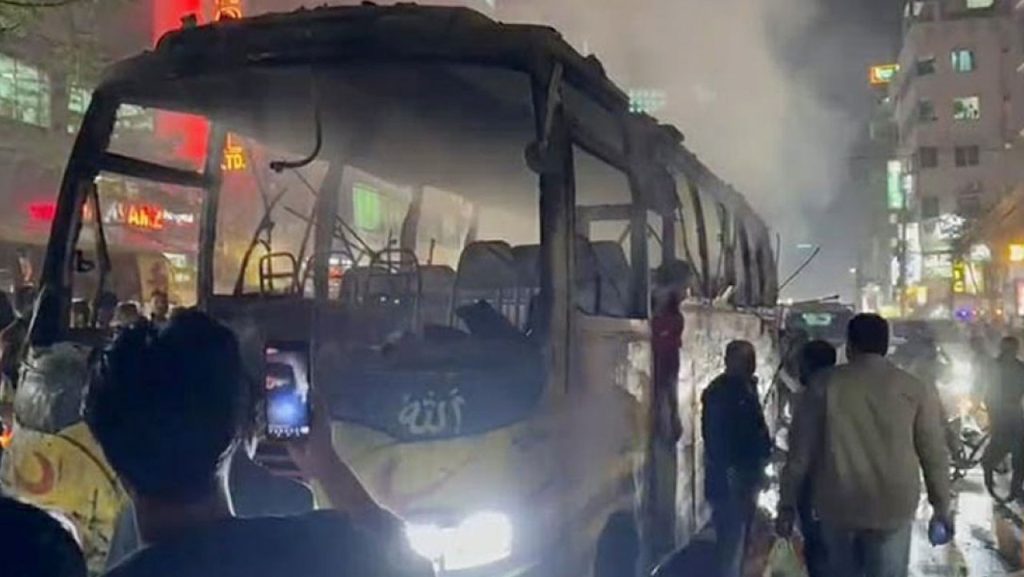 রাজধানীর উত্তর বাড্ডা যাত্রীবাহী বাসে আগুন