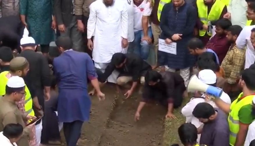 বিদ্রোহী কবি কাজী নজরুলের পাশে শায়িত বিপ্লবী হাদি