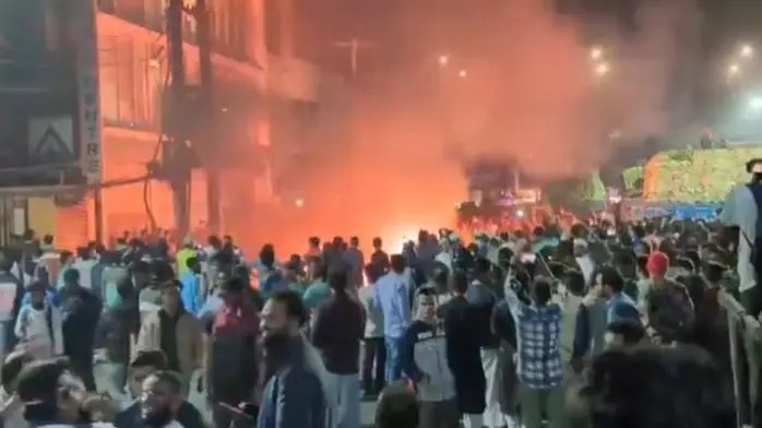 প্রথম আলো ও ডেইলি স্টারের কার্যালয়ে হামলা ও ভাঙচুর, ঘটনাস্থলে পুলিশ