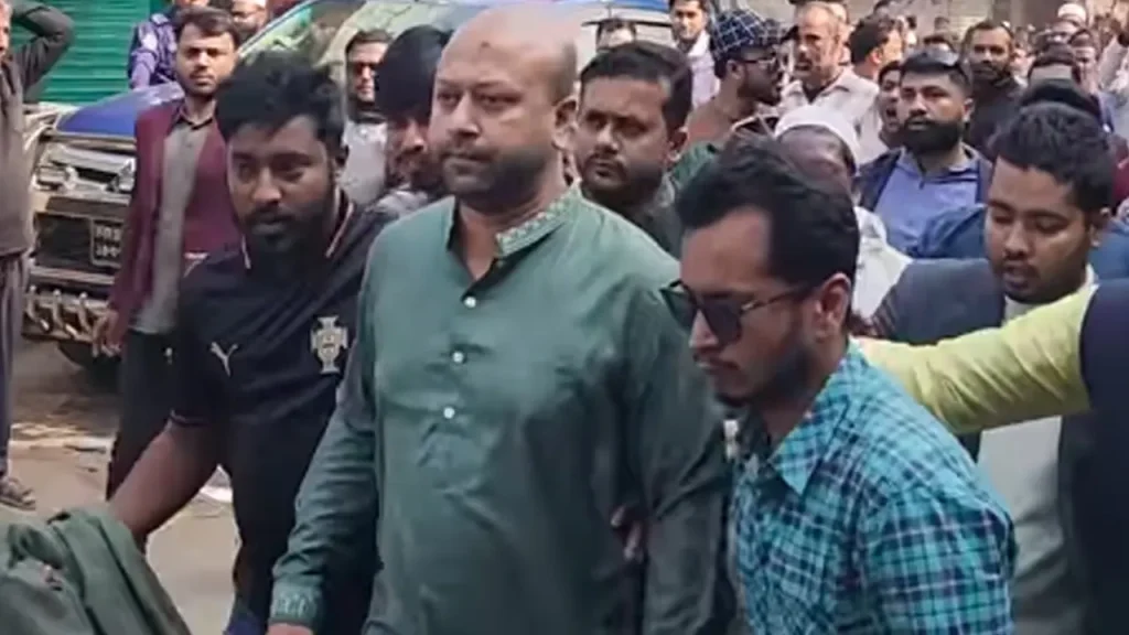 ব্যারিস্টার ফুয়াদের পেছনে বিএনপি নেতাকর্মীদের স্লোগান ‘ফুয়াদের দুই গালে জুতা মারো তালে’