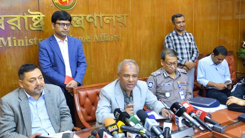 বাংলাদেশে কারও নিরাপত্তা ঝুঁকি নেই: স্বরাষ্ট্র উপদেষ্টা