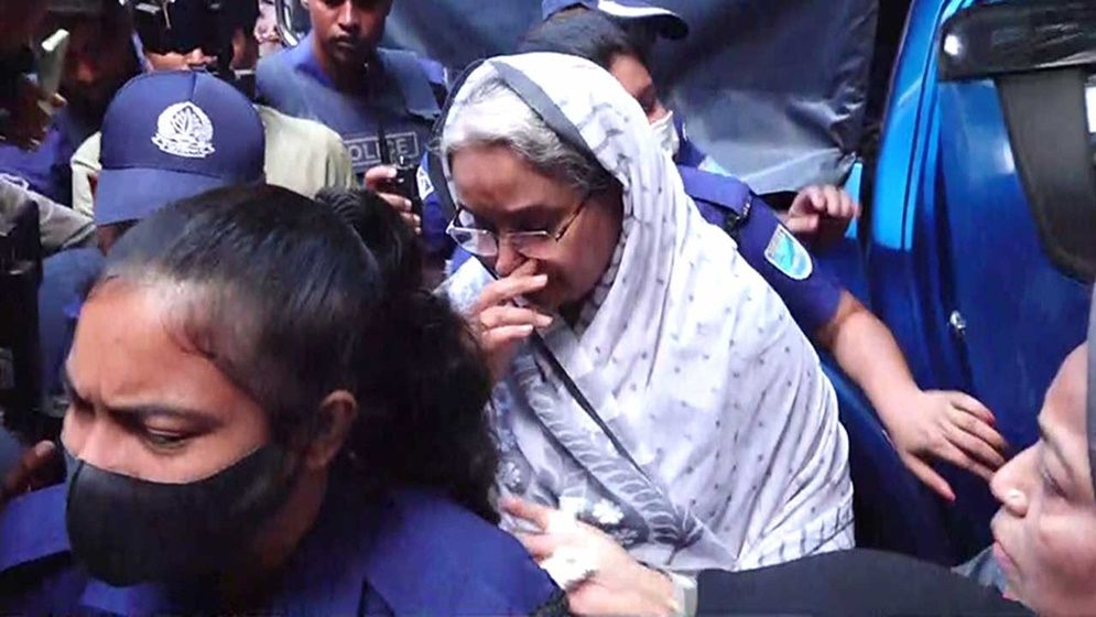 অশ্রুসিক্ত নয়নে স্বামীকে শেষ বিদায় জানালেন সাবেক মন্ত্রী দীপু মনি