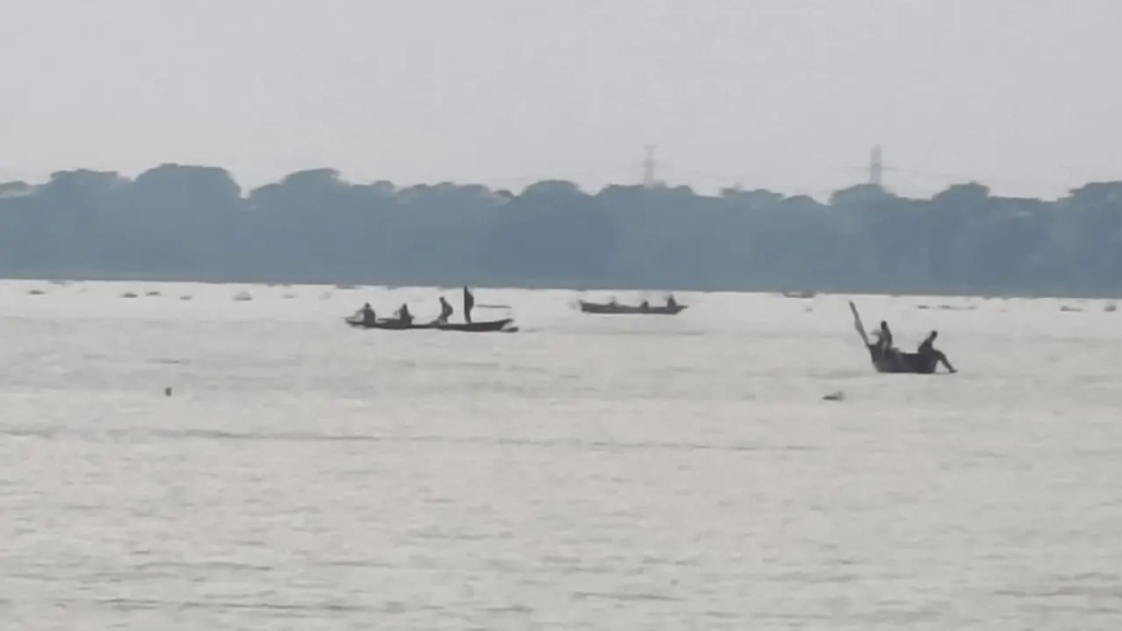 পায়রা নদীতে চোর-পুলিশ খেলা, থামছে না মা-ইলিশ শিকার