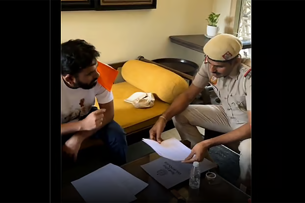 পতাকা ওড়ানোর কর্মসূচির আগে অভিজিৎ দিপকের বাড়িতে দিল্লি পুলিশ