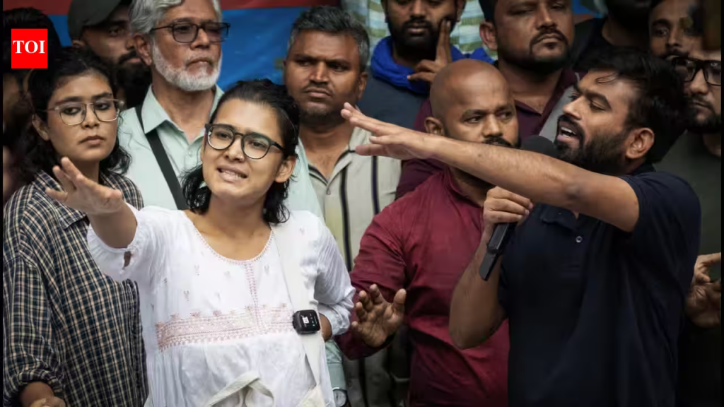 দিল্লিতে পতাকা ওড়ানোর কর্মসূচিতে যাওয়ার পথে সিজেপি নেতা দীপকে ও ছাত্রনেত্রী নেহা আটক