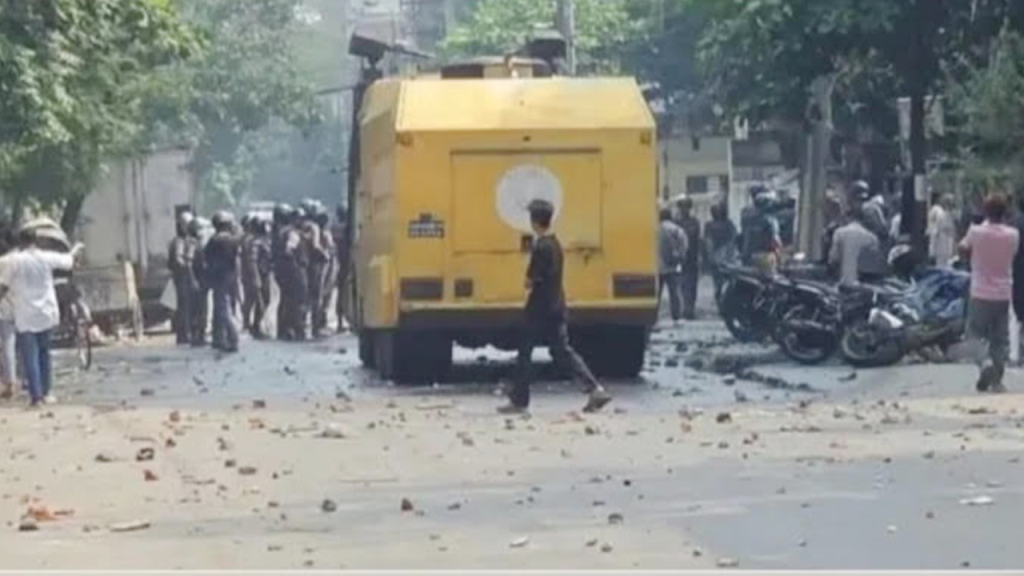 উত্তরায় বেতন ও মজুরির দাবিতে শ্রমিক-পুলিশ সংঘর্ষ, আহত অর্ধশতাধিক