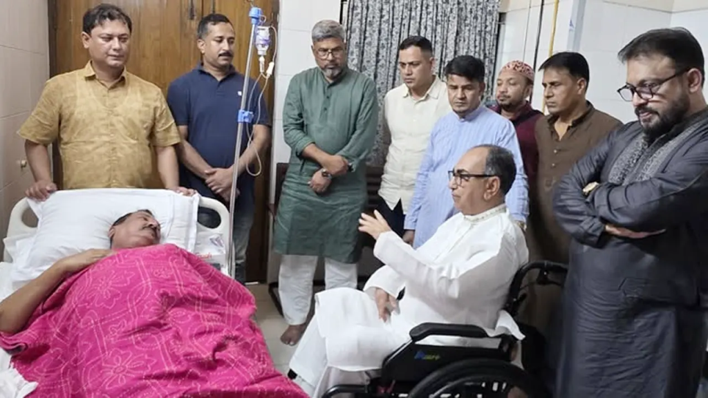 হাসপাতালে ভূমিমন্ত্রী মিনুকে দেখতে গেলেন মির্জা আব্বাস