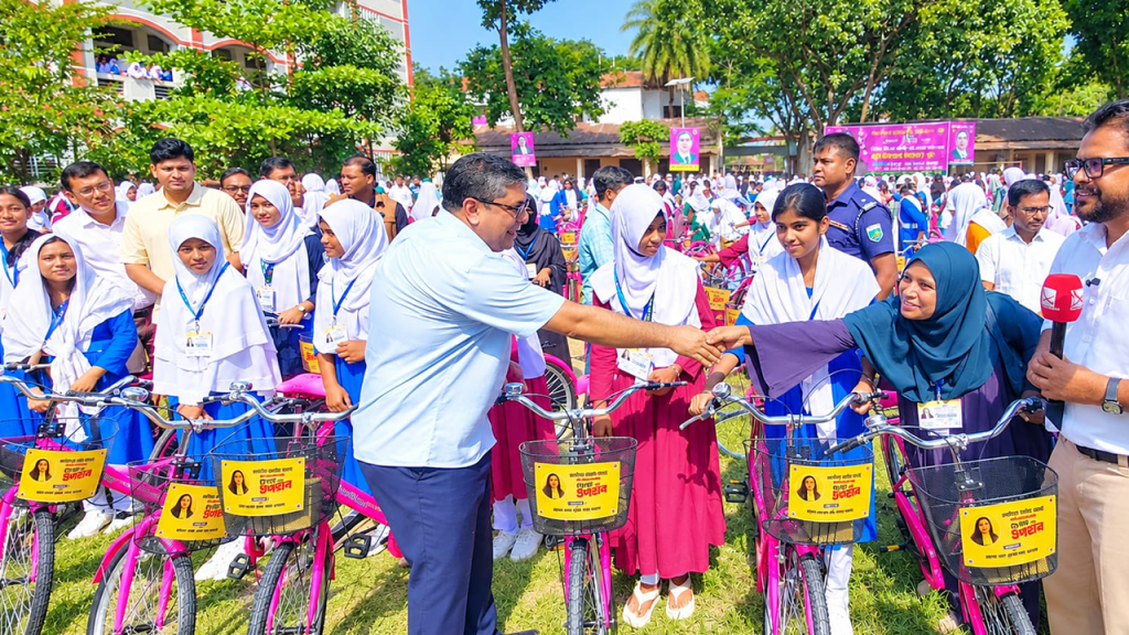 জাইমা রহমানের জন্মদিনে ৫৪৮ ছাত্রীকে বাইসাইকেল দিলেন প্রতিমন্ত্রী শাহে আলম